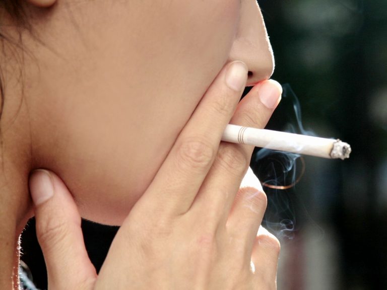 タバコを吸う（喫煙者）の女性芸能人が意外すぎるwアイコス愛用者多数で妊娠中も止めない！ 芸能人の裏ニュース