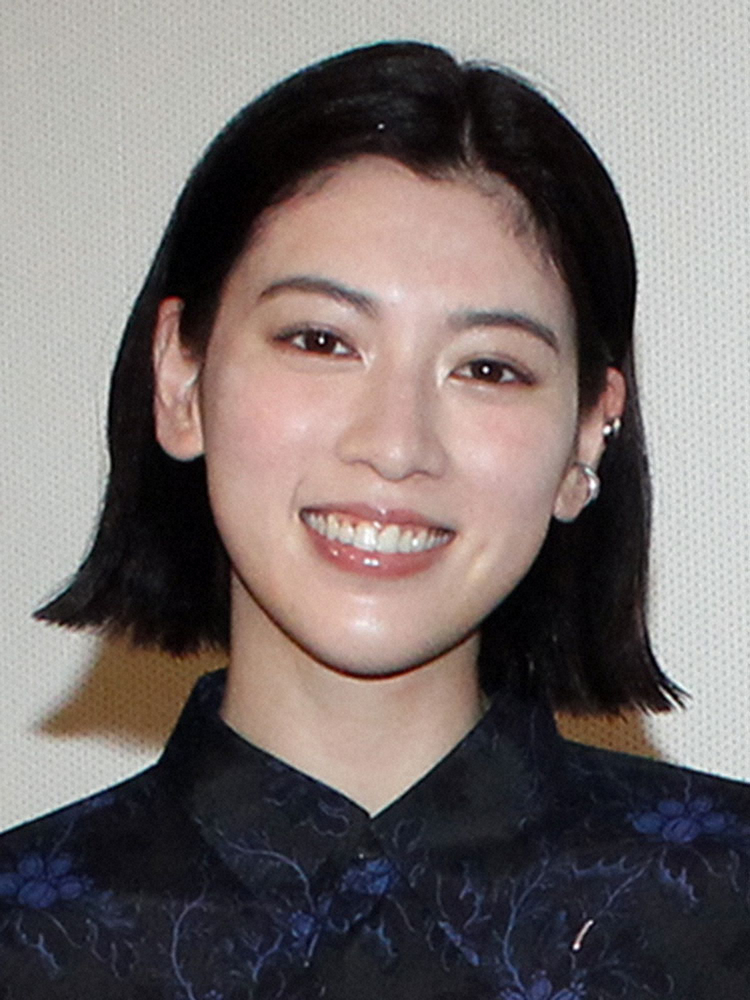 三吉彩花が整形をして顔が変わったというのは本当なのか？豊胸説も含めて真相を徹底調査！ 芸能人の裏ニュース